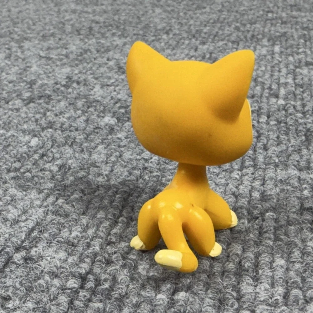 Hasbro Littlest Pet Shop Shorthair Yellow Cat Figure #855 2008 Purple Eyes LPS